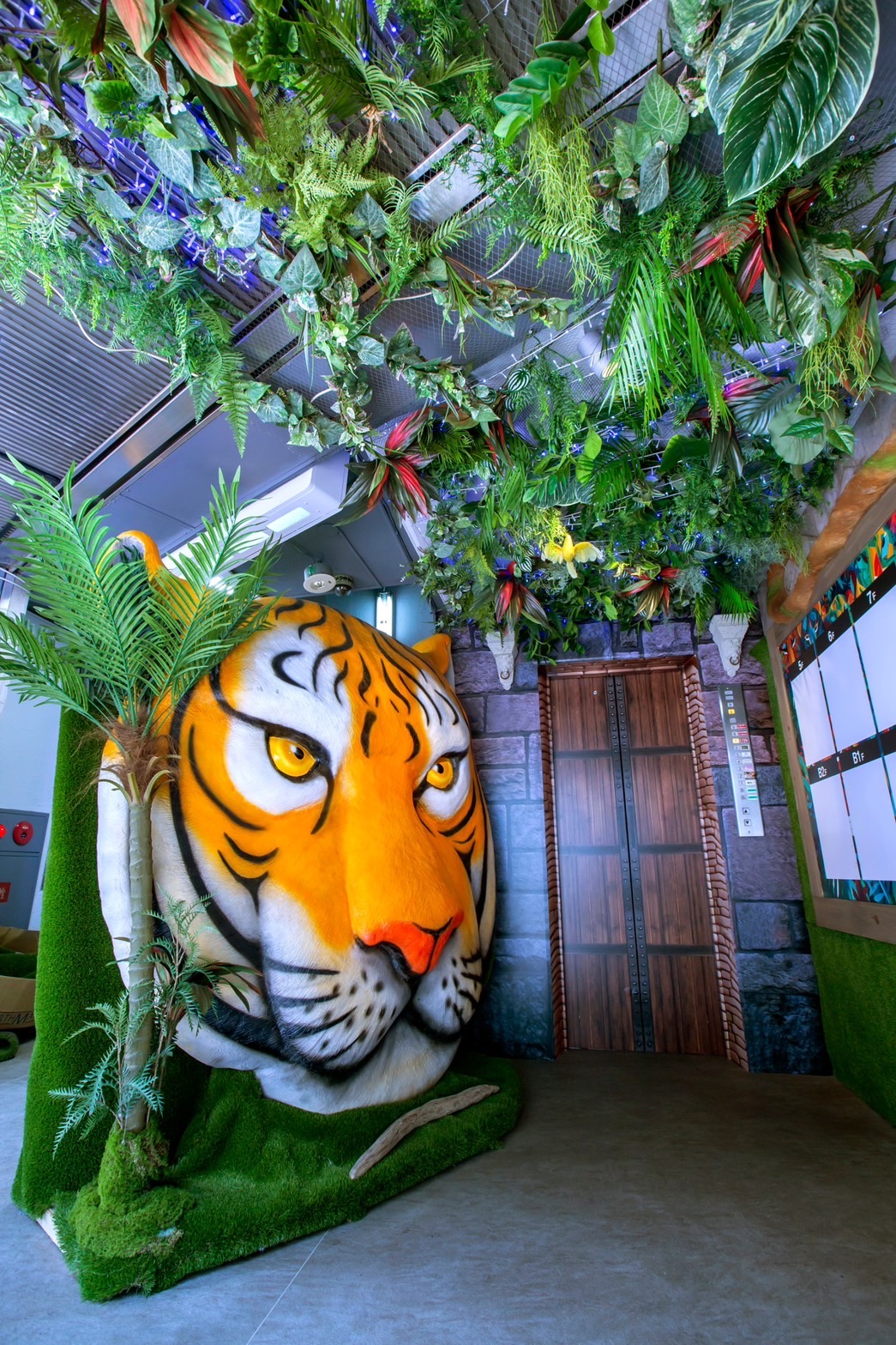 タイガー装飾エントランス